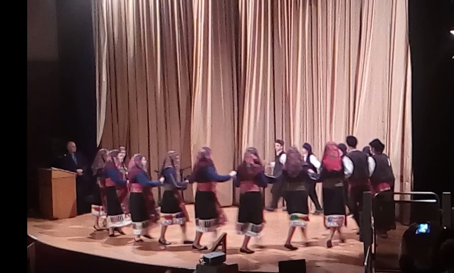 Χορεύοντας για την παράδοση (2016)